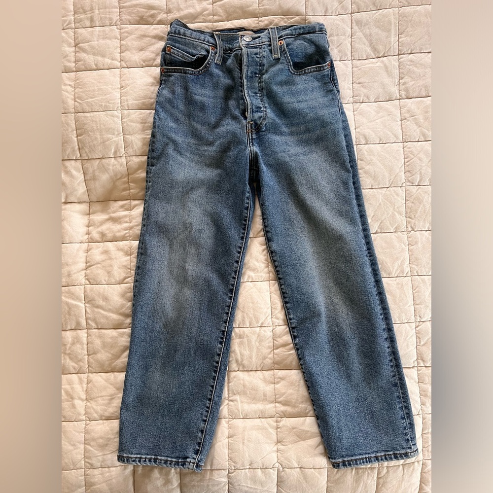 Levi’s ribcage straight ankle Jean size 28